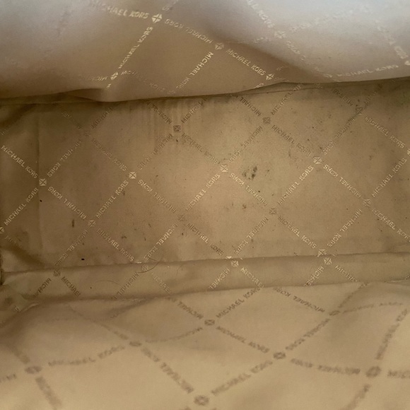 Michael Kors Small Tote (Light Pink) w/Gold Hardware. - Picture 9 of 14